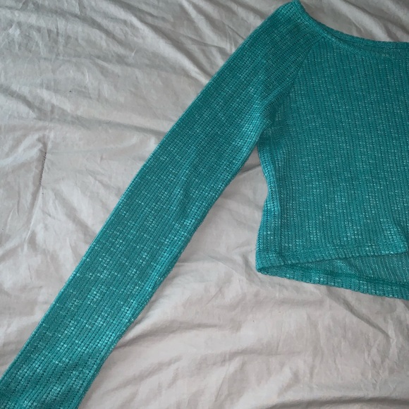 Long sleeve crop top! - Picture 3 of 4
